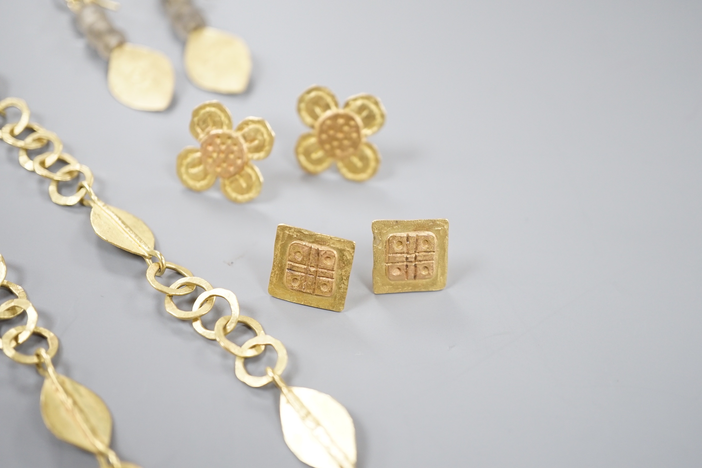 A modernist 18ct gold necklace, maker GR, London, 1999, 52cm, a pair of later drop earrings by the same maker and two other pairs of yellow metal ear studs, stamped GR only